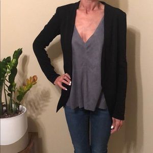 Black blazer with fitted sleeves and cropped back